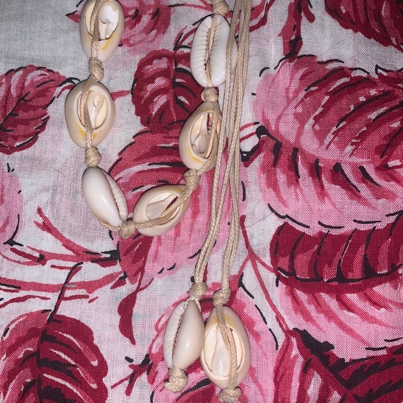 Shell Necklace - Picture 2 of 3